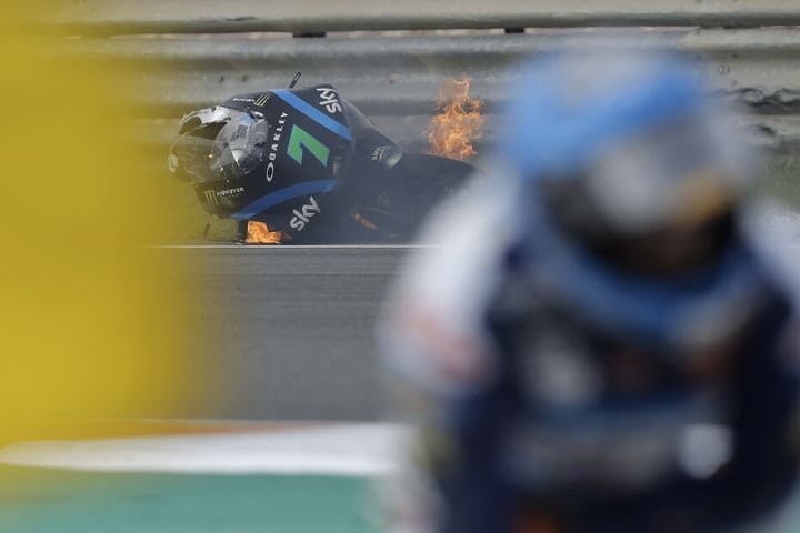 Das Motorrad des italienischen Moto3-Fahrers Dennis Foggia vom Team Sky Racing VR46 fing Feuer.