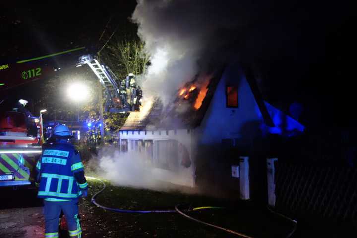 Die Feuerwehr legte das Dach frei und löschte das Feuer über eine Drehleiter.