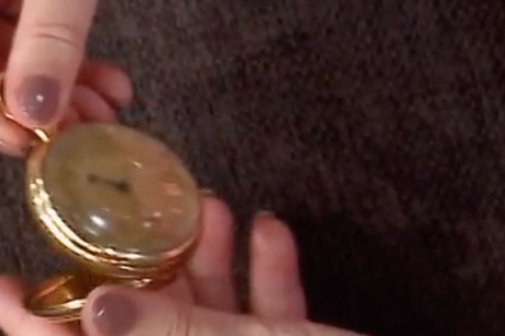 Die goldene Taschenuhr erzielt einen guten Verkaufspreis.