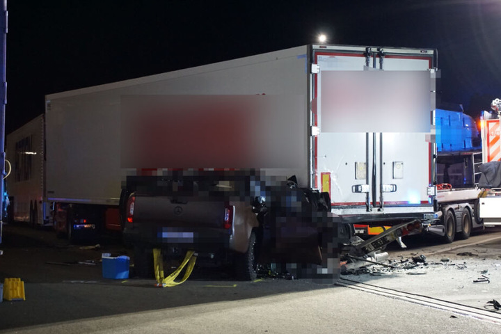 Der SUV ist offenbar ungebremst in den Lkw gerast.