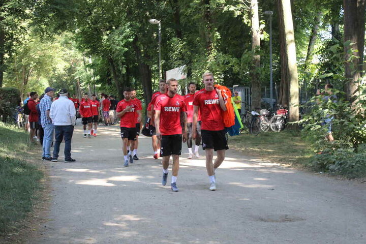 Die FC-Profis schlendern zur ersten Trainingseinheit am Donnerstag.