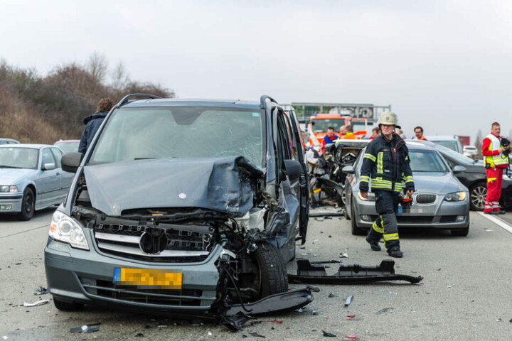 Gleich fünf Autos waren an dem Unfall beteiligt.