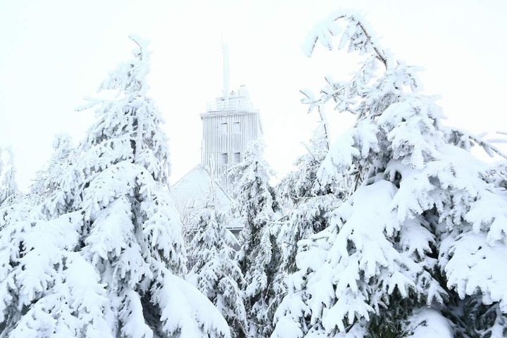 Der Gipfel des Fichtelbergs ist mit einer Schneedecke überzogen.