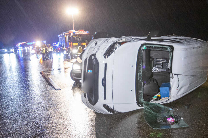 Fahrer verlor die Kontrolle und der Wagen mit Gefahrgut kippte um.