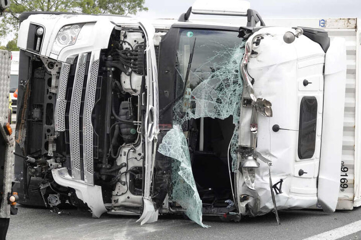 Auf der A4 war am Donnerstagmorgen ein Paketlaster umgekippt.