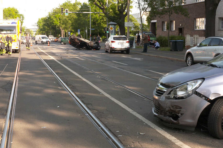 Der Ford war meterweit geschleudert worden, kam erst an der Ampel zum Liegen. An dem Opel entstand indes nur ein minimaler Schaden.