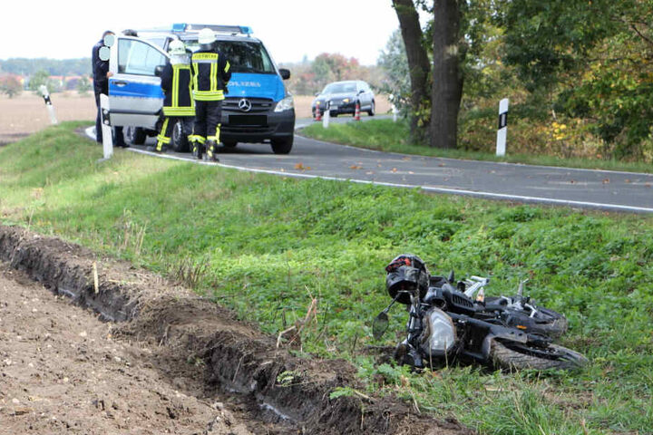 In einer Kurve kam der Biker von der Fahrbahn ab.
