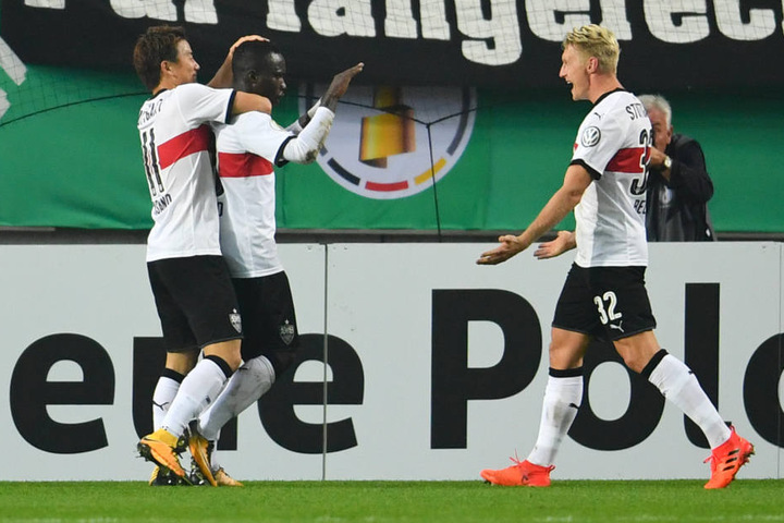 Takuma Asano, Torschütze Chadrac Akolo und Andreas Beck jubeln über das 2:1 für Stuttgart.