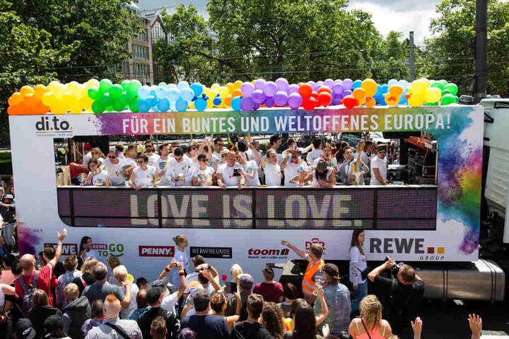 Schwule, Lesben und Transsexuelle aus ganz Deutschland treffen sich in Köln zur Christopher-Street-Day-Parade.