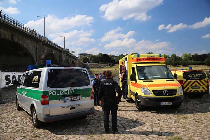 Rettungskräfte stehen an der Albertbrücke.