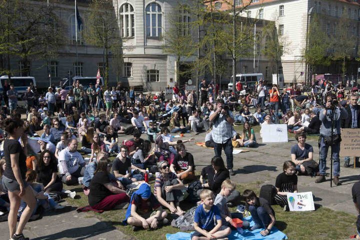 Rund 500 Teilnehmer nahmen an dem Picknick-Protest teil.
