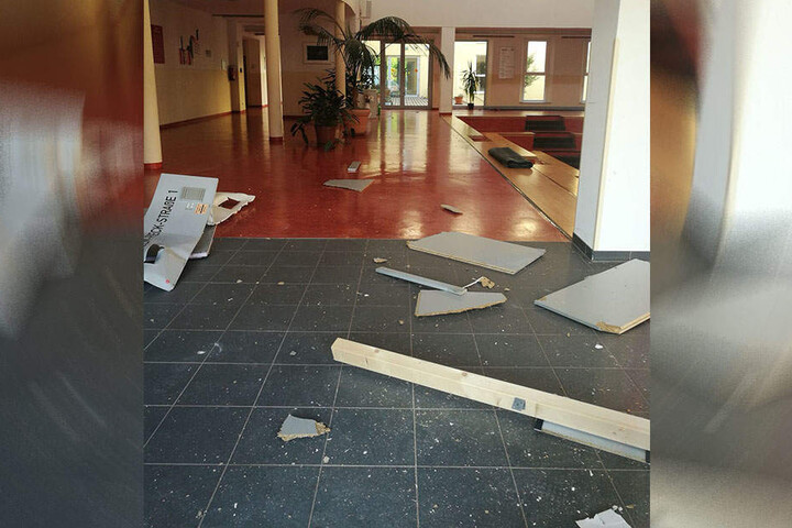 Die Reste der Zwischenwand liegen im Foyer der Wartburgschule.