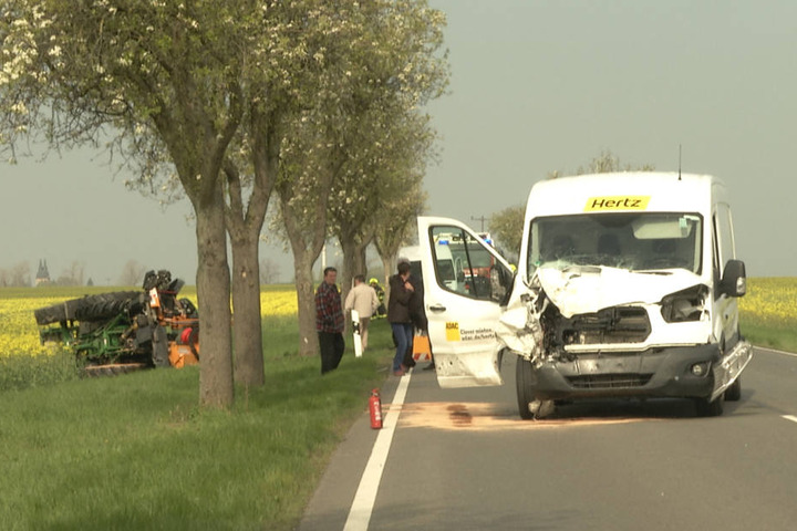 Der Mietwagen krachte frontal in den Traktor.