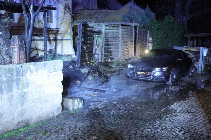 Ein Audi wurde bei dem Feuer beschädigt.
