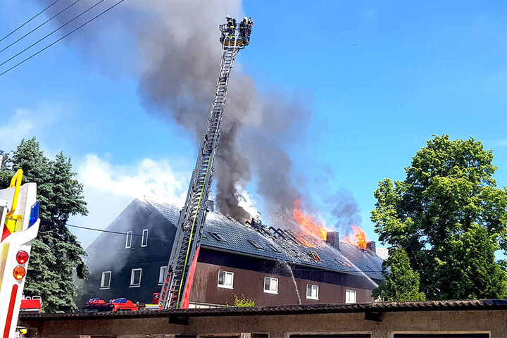 Im Dachstuhl hatte sich das Feuer entzündet.