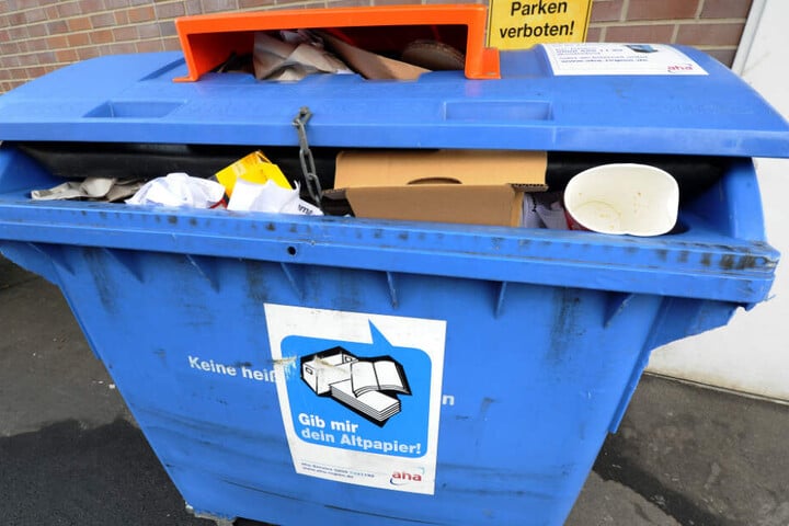 Der Kurier legte die Klausuren in eine Altpapiertonne. (Symbolbild)