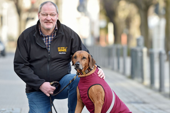 Der Winter kann kommen! Jörg Düring (53) mit seiner Hündin Wilma (8) im Bodywarmer.