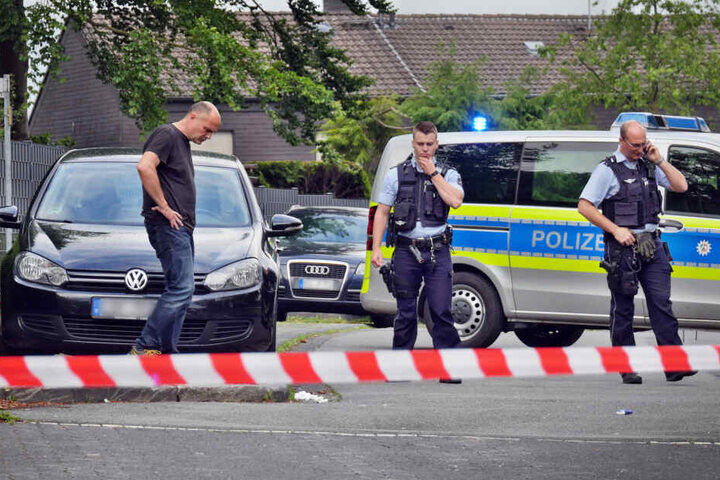 Polizeibeamte untersuchen einen Tatort in Siegen.