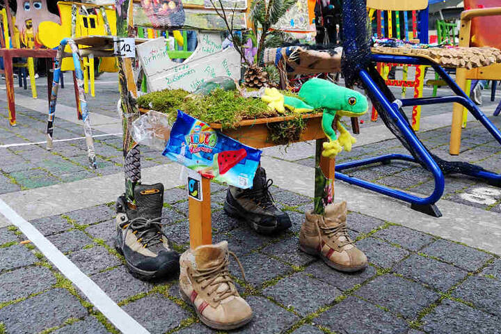 Dieser Stuhl wurde unter anderem mit Moos und Wanderschuhen geschmückt.
