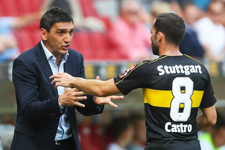 VfB-Trainer Tayfun Korkut gibt Gonzalo Castro Anweisungen.