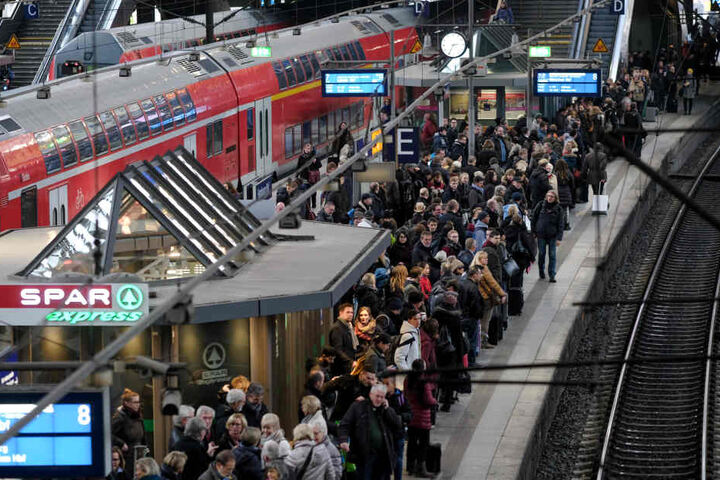 Am Hamburger Hauptbahnhof könnte es am Dienstag eng werden.
