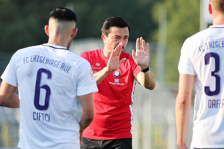 FCE-Coach Daniel Meyer mit Anweisungen an seine Spieler.