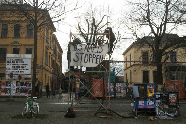 Linke "erobern" die Brüstung vorm Werk II.