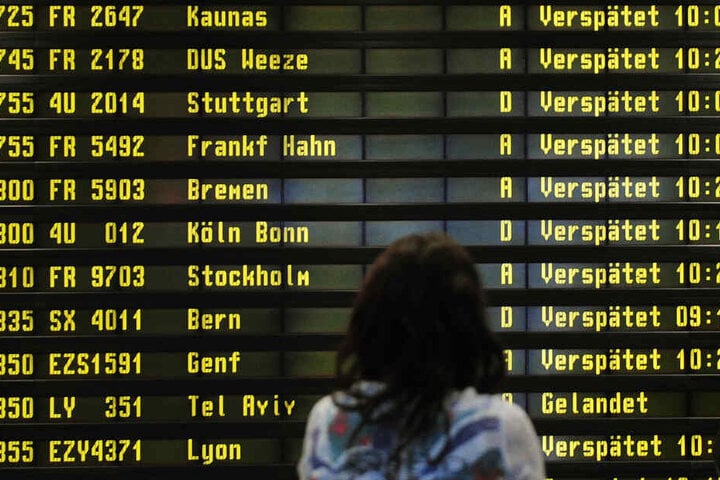Eine Frau steht am Flughafen vor einer Anzeigetafel. Verspätungen und Ausfälle kann man geltend machen. (Symbolbild)