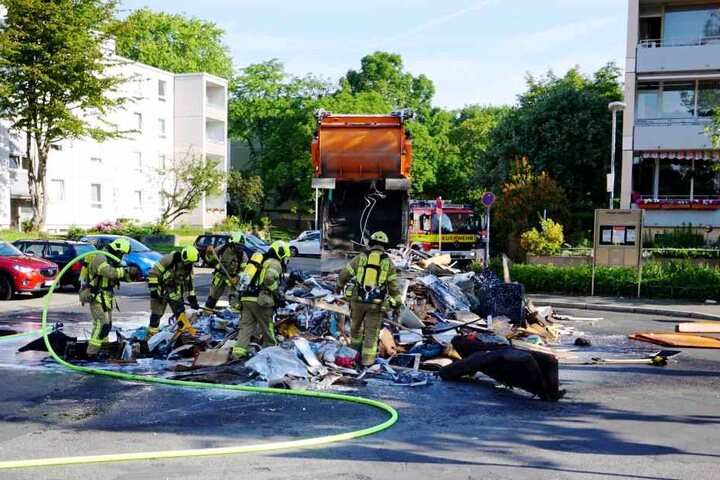 Durch das schnelle Handeln konnte ein Abfackeln des Müllwagens verhindert werden.
