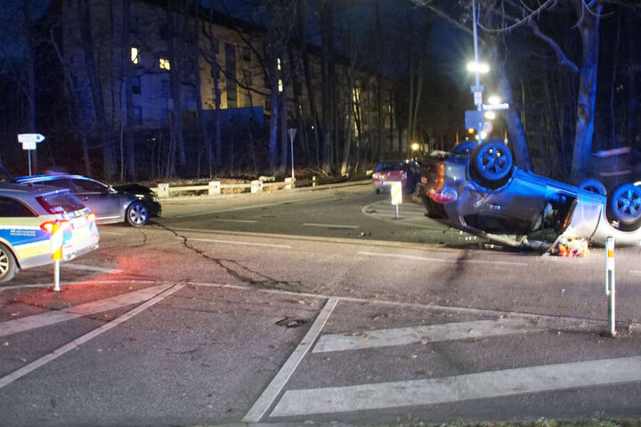 Zwei Autos stießen im Kreuzungsbereich zusammen.