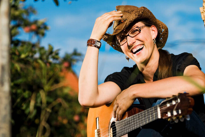 Kabarettistin Martina Schwarzmann widmete vor über zehn Jahren dem Sprichwort einen Song. (Archiv)