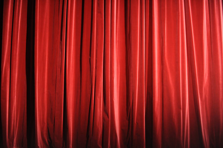 Hinter dem Vorhang wird sich das Nairobi Hope Theatre befinden. (Symbolbild)