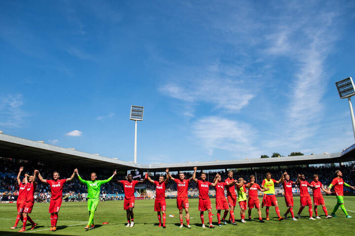 Die FC-Profis feiern den Auswärtssieg.