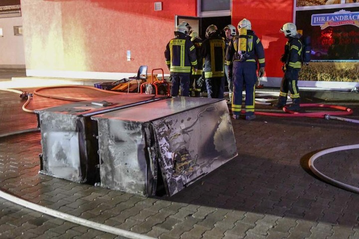 Zwei Kühlschränke sowie ein Schreibtisch waren in Brand geraten.