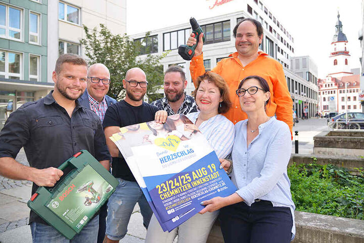 Das Organisationsteam um Michael Specht (34), Sebastian Thieswald (47), Volker Beyer (41), Chris Dietrich (35), Bianca & Raphael Steinbock (50 & 48) und Viola Adam (52) (v.l.) sucht noch nach Helfern.