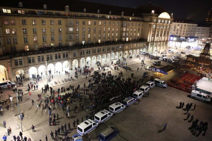 Die Gegendemonstranten auf der Seite der Altmarkt-Galerie.