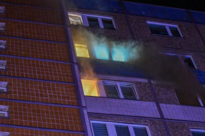 Dichter schwarzer Qualm drang aus dem Mehrfamilienhaus.