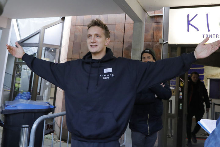 Felix Kummer tritt vor seinen Laden und hält eine kurze Rede.