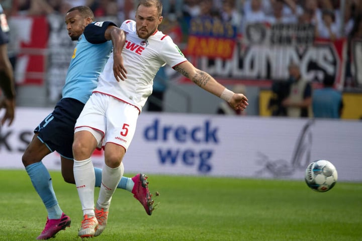 Kölns Rafael Czichos (r.) und der Gladbacher Alassane Plea versuchen, den Ball zu spielen.