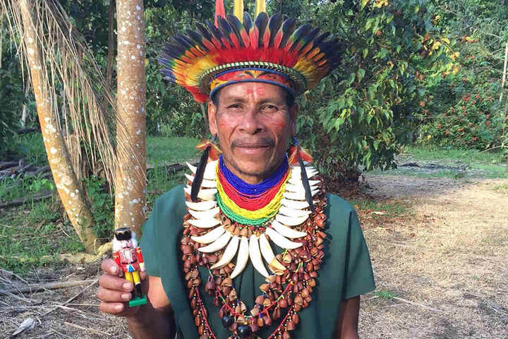 Treffen sich zwei Exoten im Dschungel... Dieser seriöse Herr vom Amazonas
erfährt gerade, dass es im fernen Erzgebirge einen etwas seltsamen Stamm von
Eingeborenen gibt, der bunte Holzfiguren mit grimmigen Gesichtern bastelt.