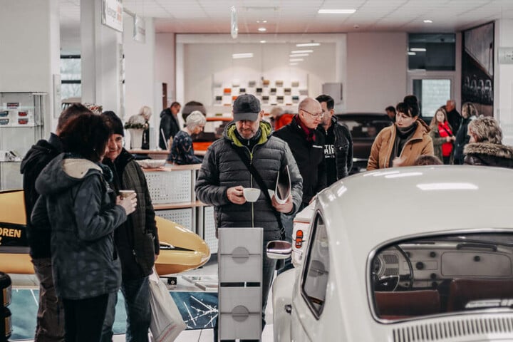 Zur Premiere war im Autohaus Pirna viel los.