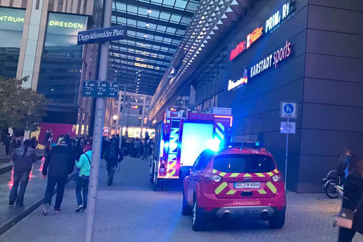 Die Feuerwehr rückte an - offenbar war im Parkhaus der Feueralarm ausgelöst worden.