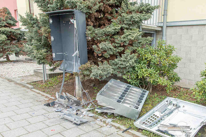 Der Automat wurde durch die Explosion komplett zerstört.
