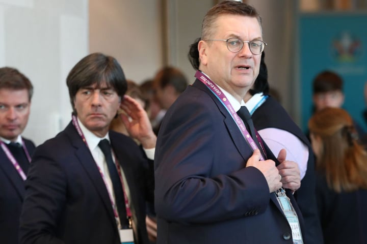 DFB-Präsident Reinhard Grindel (r.), hier mit Bundestrainer Joachim Löw (m.), möchte sachlich über die Reform diskutieren.