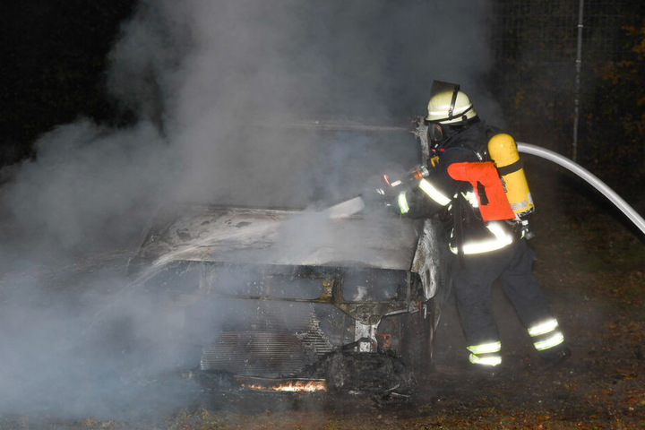 Ein Feuerwehrmann löschte das brennende Fahrzeug aus Nahdistanz.