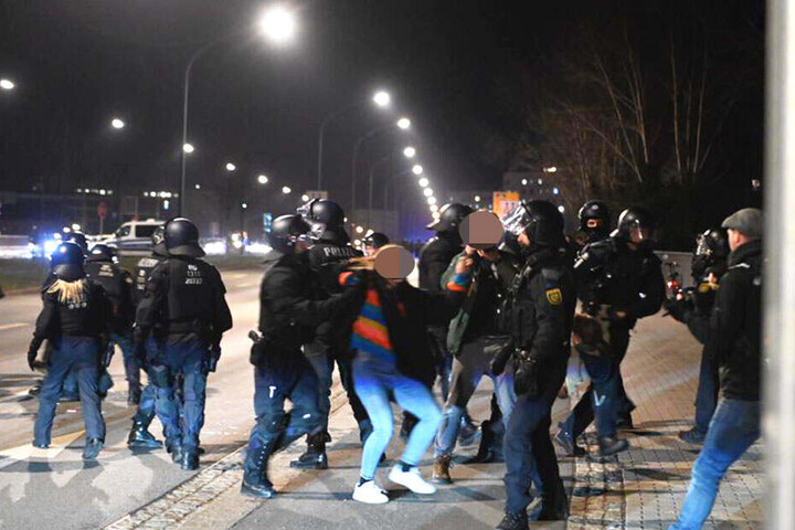 Auch auf der Budapester Straße wird gegen Blockierer vorgegangen.