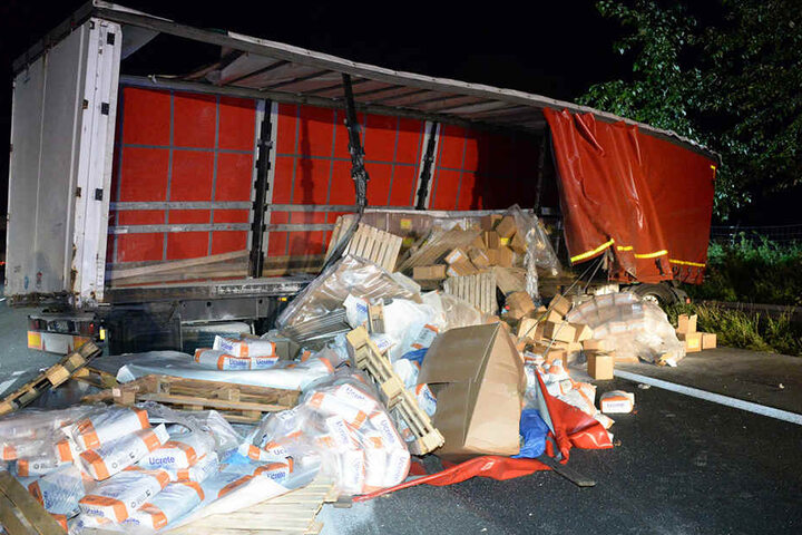 Die 18 Tonnen Ladung verteilten sich auf der Autobahn 2.