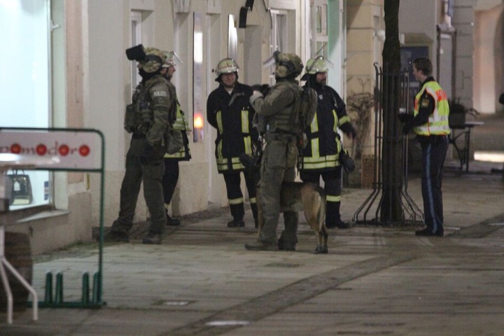 Mit Sprengstoffhunde des Sondereinsatzkommandos war die Truppe auf den Erstfall vorbereitet.