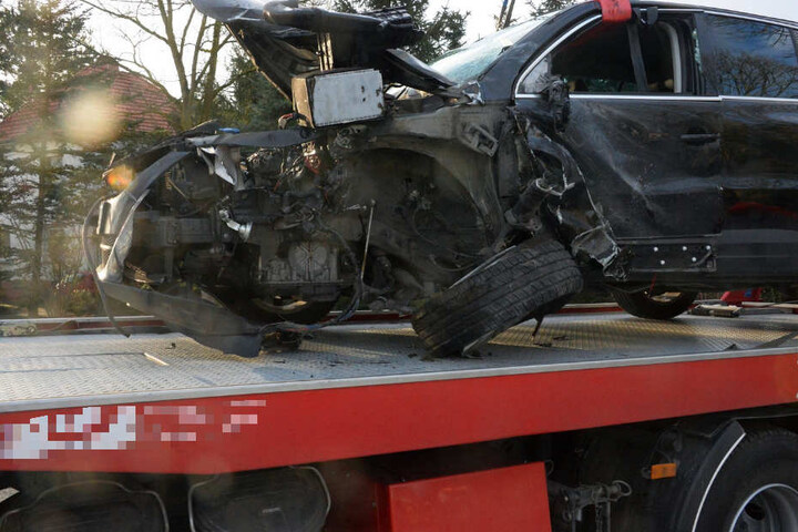 Der VW Tiguan krachte frontal gegen den Truck.