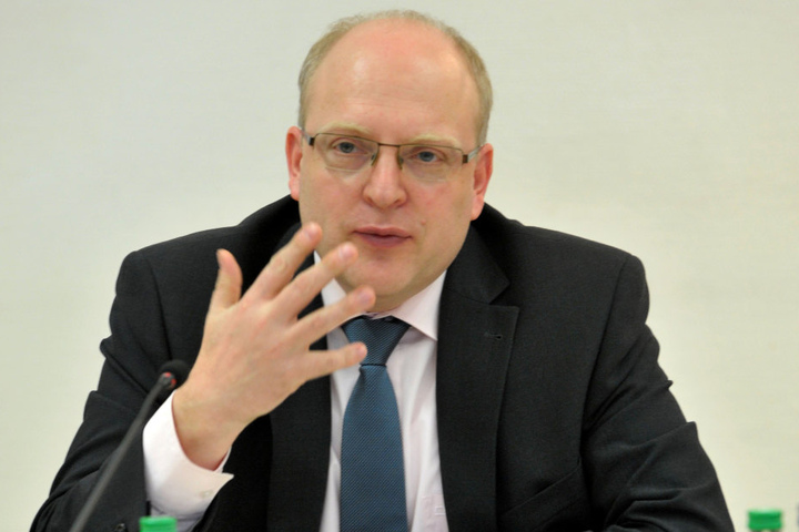 Finanzbürgermeister Sven Schulze (44, SPD) erklärte, warum die Sanierung des Eissportkomplexes warten muss.